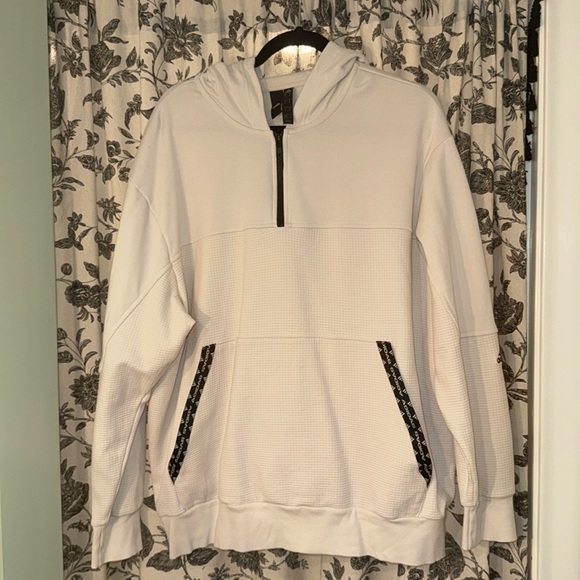 Adidas Quarter Zip Hooded Pull Over
XL - Picture 1 of 2